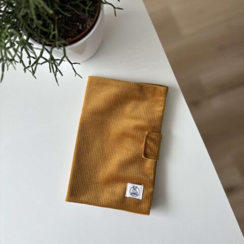 Kiskönyv borító - Mustár velvet